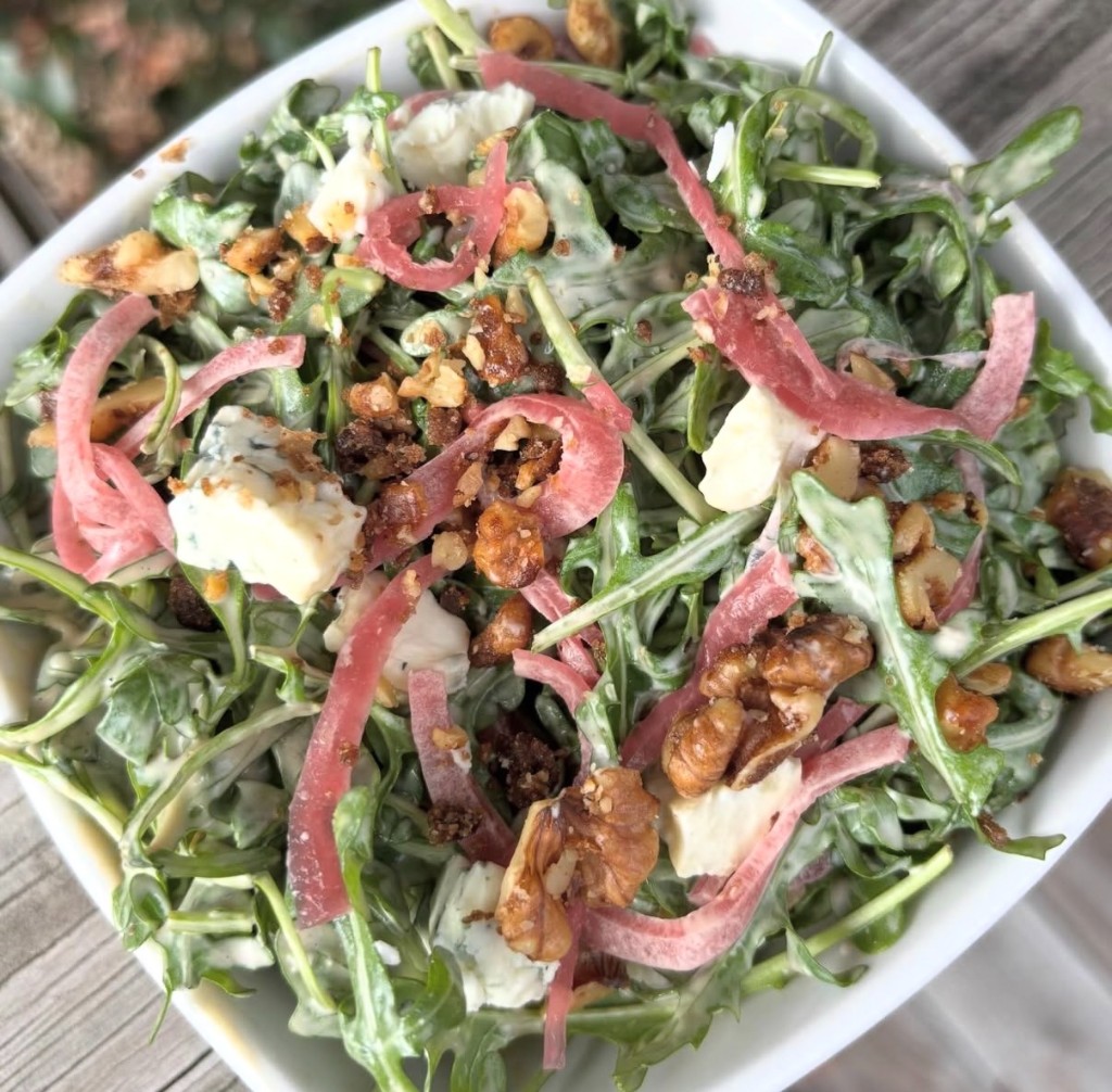 Arugula salad with blue cheese and walnuts